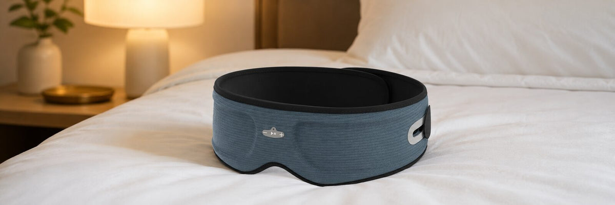 Masque de sommeil Bluetooth DreamEar pose sur un lit